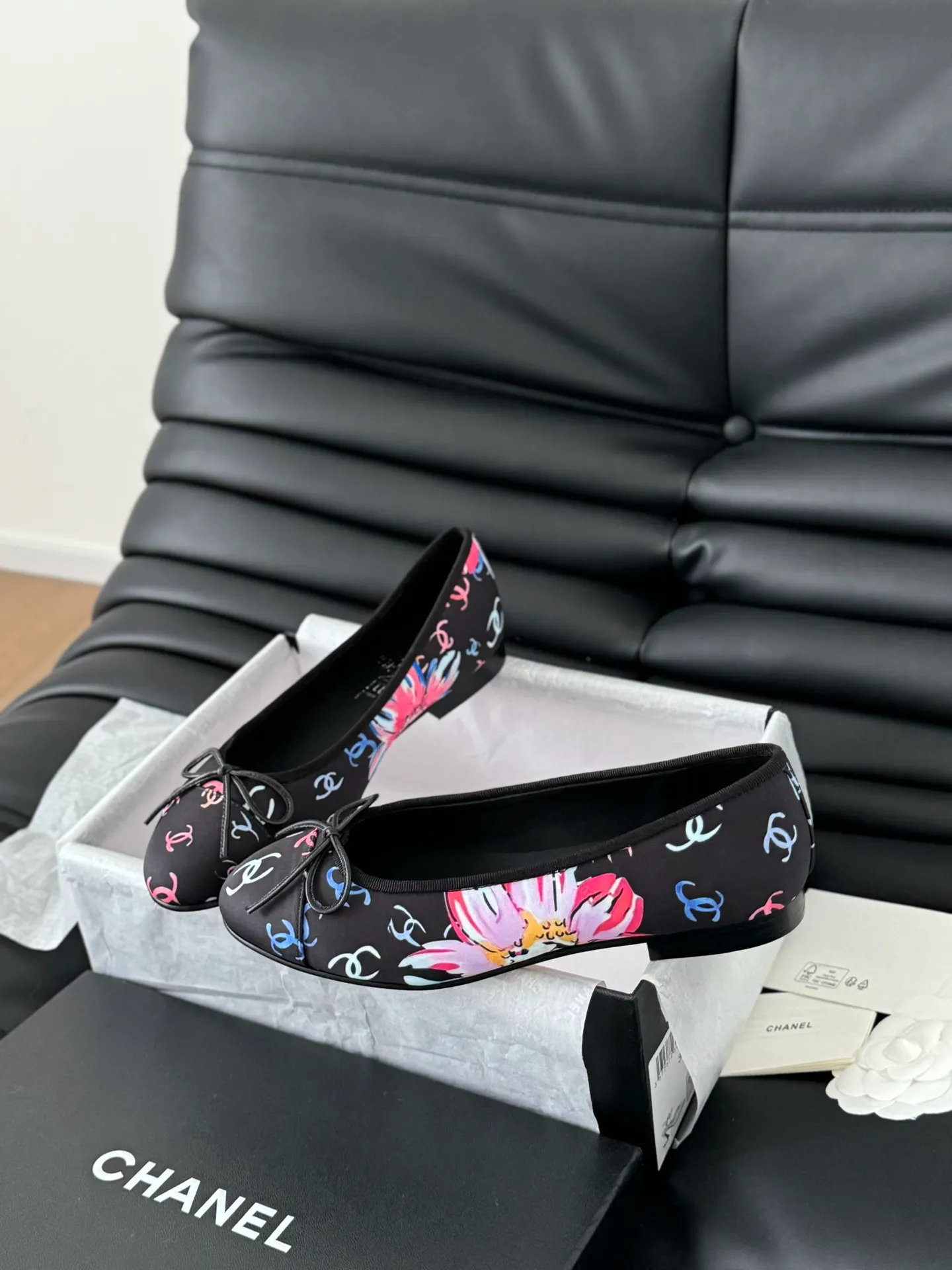👟👟Ex-factory price 480👟👟 Purchasing-grade Chanel new color ballet shoes, original 1:1 replica, a classic among classics, perfect whether paired with trousers or skirts. The small round toe design is very good at modifying the foot shape, a must-have for little fairies! Heel height: 2.5cm Size: 35-41 (40/41/42/43 customized, non-refundable)